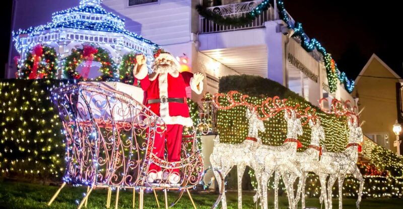 from-manhattan-dyker-heights-holiday-bus-tour
