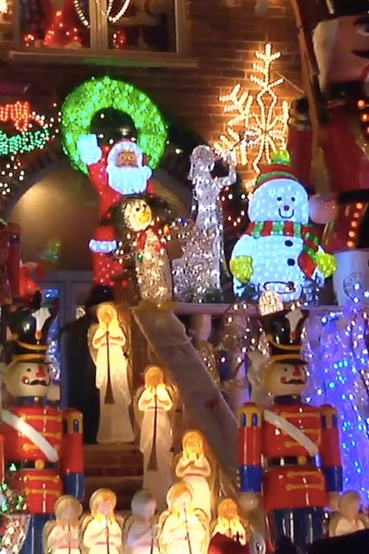 from-manhattan-dyker-heights-holiday-bus-tour
