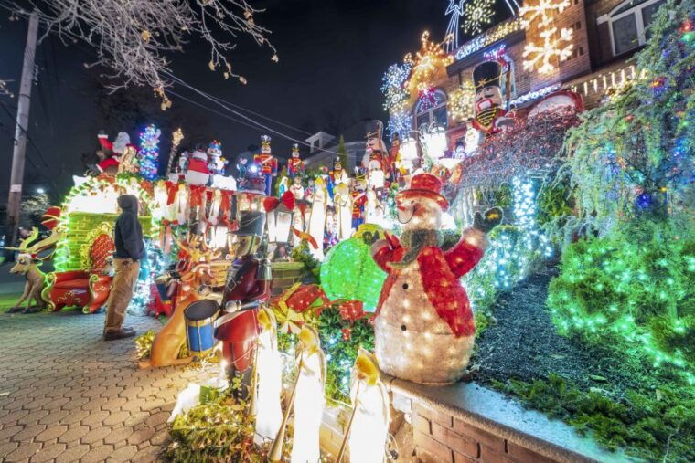 from-manhattan-dyker-heights-holiday-bus-tour