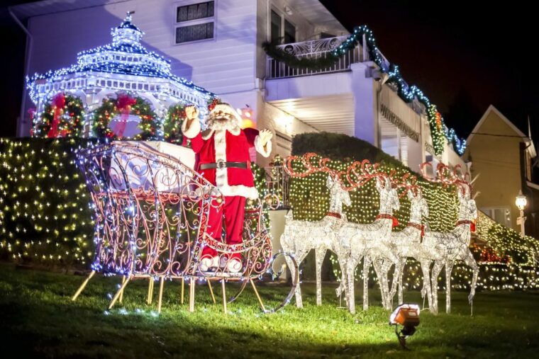 from-manhattan-dyker-heights-holiday-bus-tour