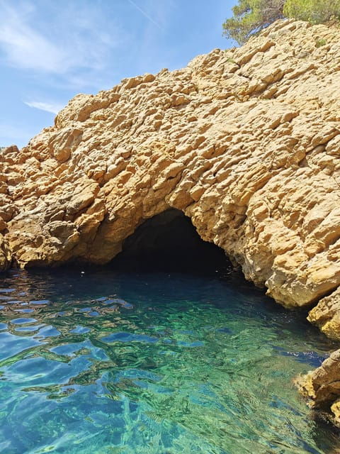 from-marseille-to-the-calanques-blueues-by-train-hike-lagoons-and-villages