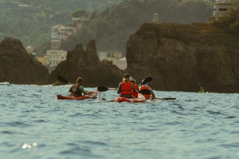 from-monterosso-to-vernazza-guided-cinque-terre-kayak-tour