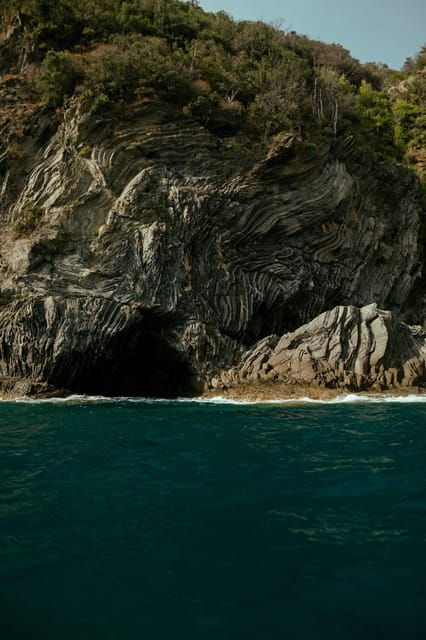 from-monterosso-to-vernazza-guided-cinque-terre-kayak-tour