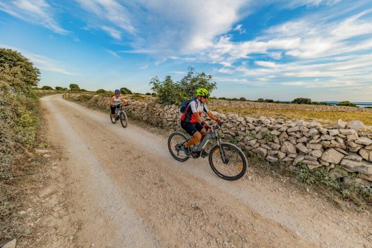 from-novalja-kolanjsko-blato-kolan-and-mandre-bike-tour