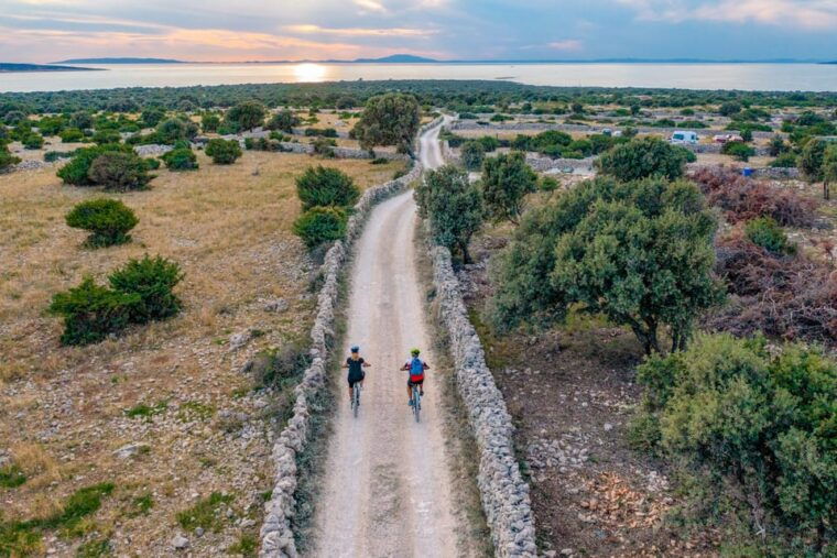 from-novalja-kolanjsko-blato-kolan-and-mandre-bike-tour