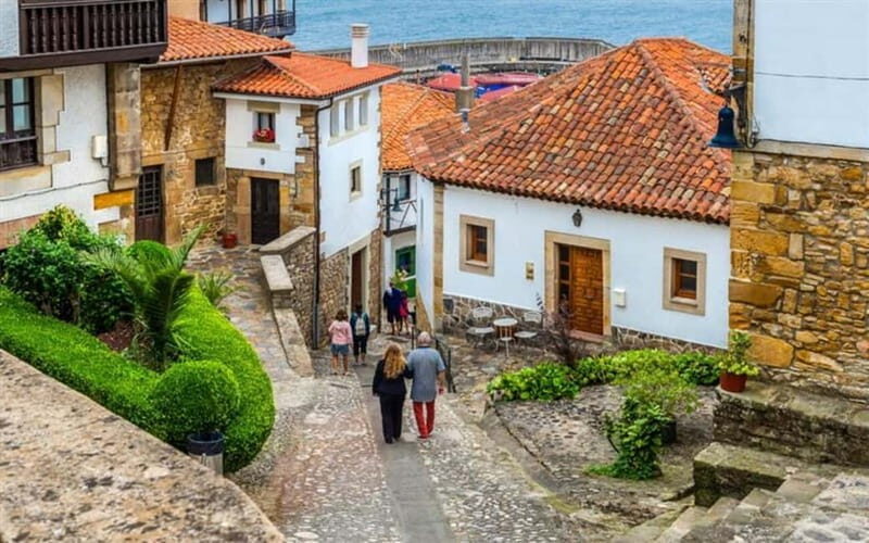 From Oviedo: Covadonga Lakes, Cangas de Onís, and Lastres - FAQs