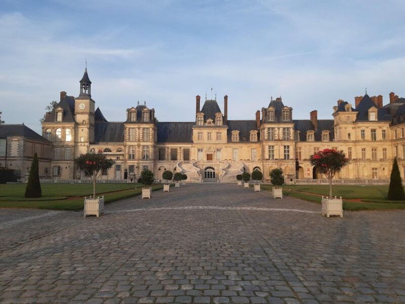 from-paris-chateau-de-fontainebleau-vaux-le-vicomte