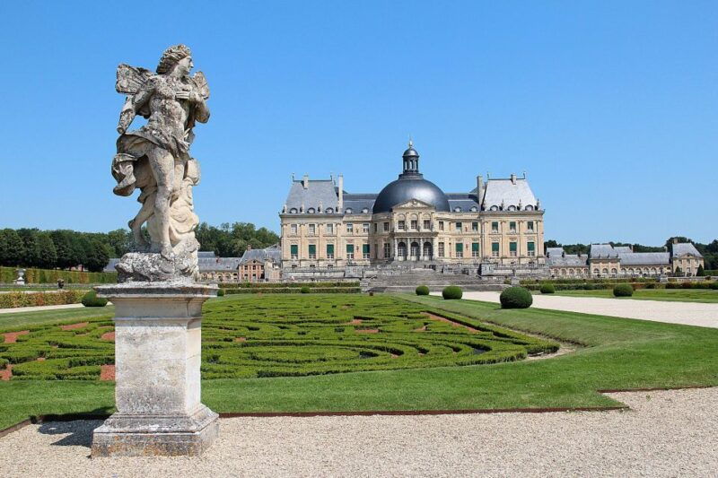 from-paris-chateau-de-fontainebleau-vaux-le-vicomte