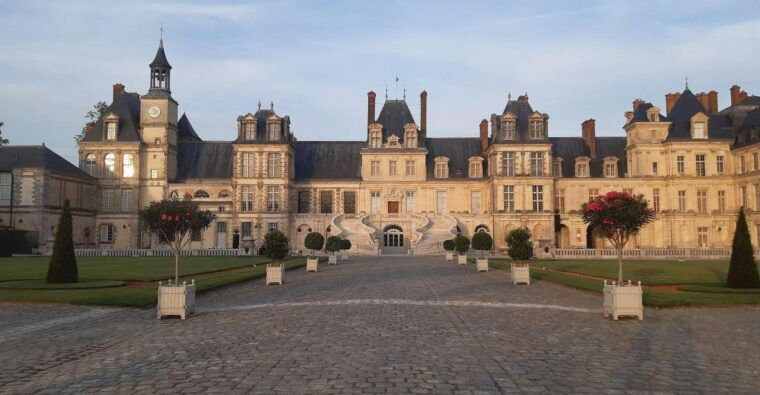from-paris-chateau-de-fontainebleau-vaux-le-vicomte