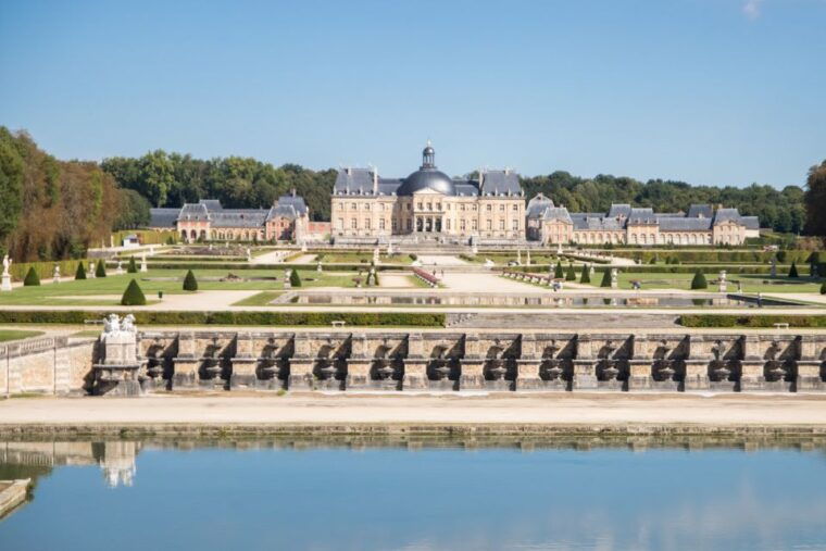 from-paris-chateau-de-fontainebleau-vaux-le-vicomte-tour
