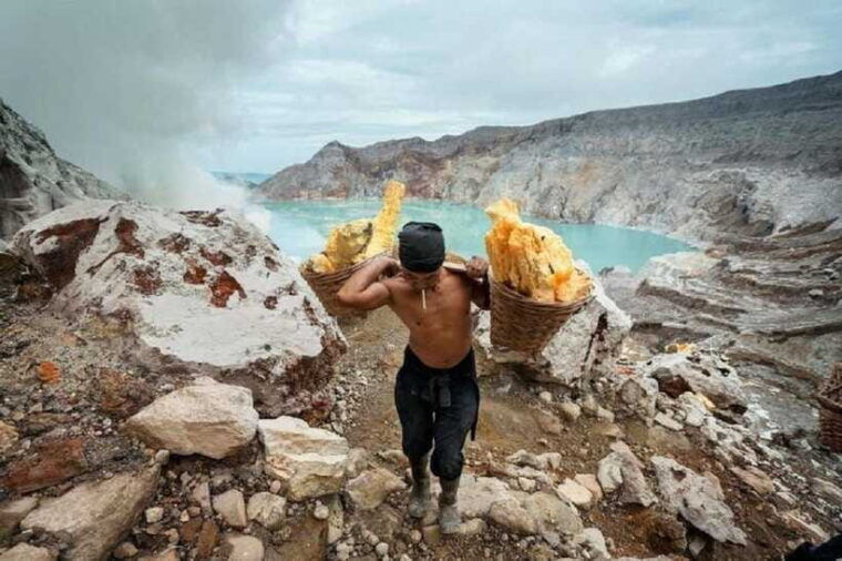from-pemuteran-kawah-ijen-midnight-tour-with-sunrise