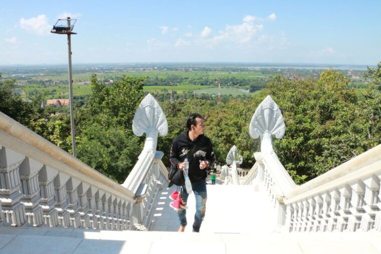 from-phnom-penh-oudongk-mountain-and-koh-chen-island-tour