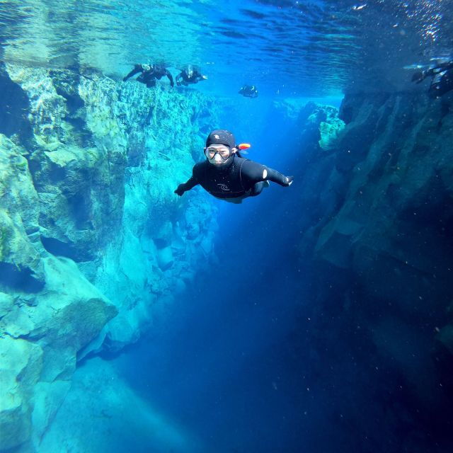 from-reykjavik-silfra-snorkeling-with-underwater-photos