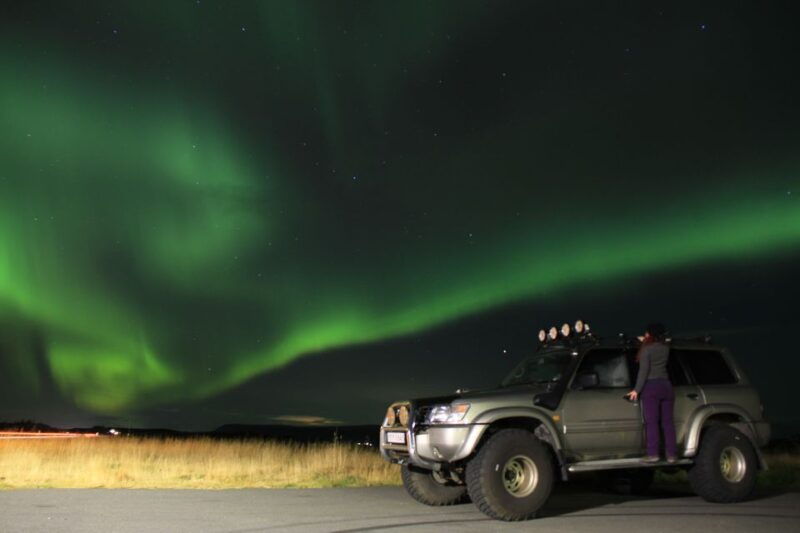 from-reykjavik-spot-the-northern-lights-with-snacks-drink
