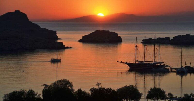 from-rhodes-city-evening-bus-trip-to-lindos