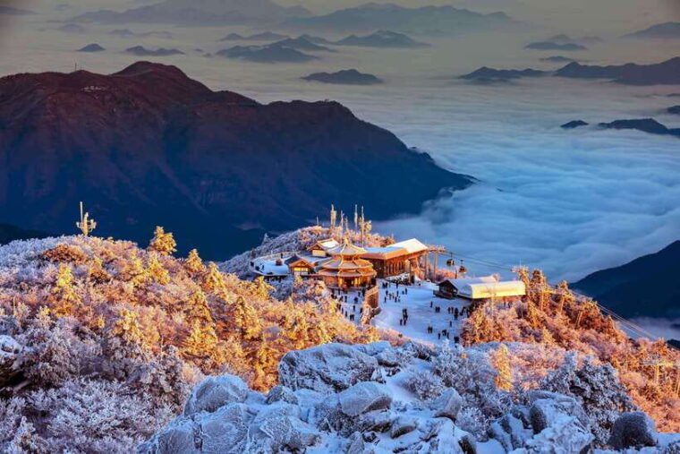 from-seoul-snow-capped-beauty-of-deogyusan-national-park
