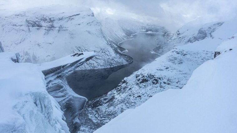 from-skjeggedal-trolltunga-sunset-winter-overnight-tour