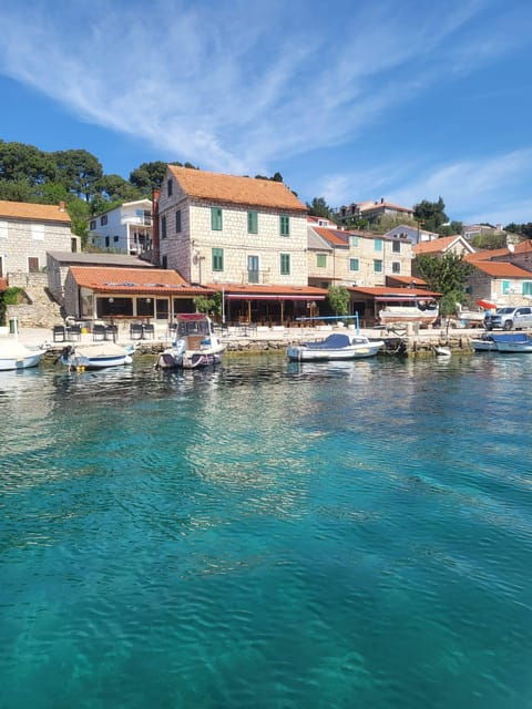 from-split-trogir-blue-lagoon-maslinica-boat-tour