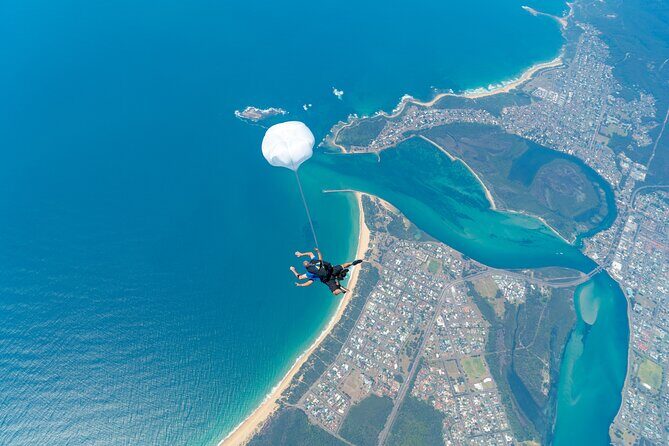 From Sydney: Tandem Skydive Experience over Newcastle Beach - An In-Depth Look at the Newcastle Skydiving Experience