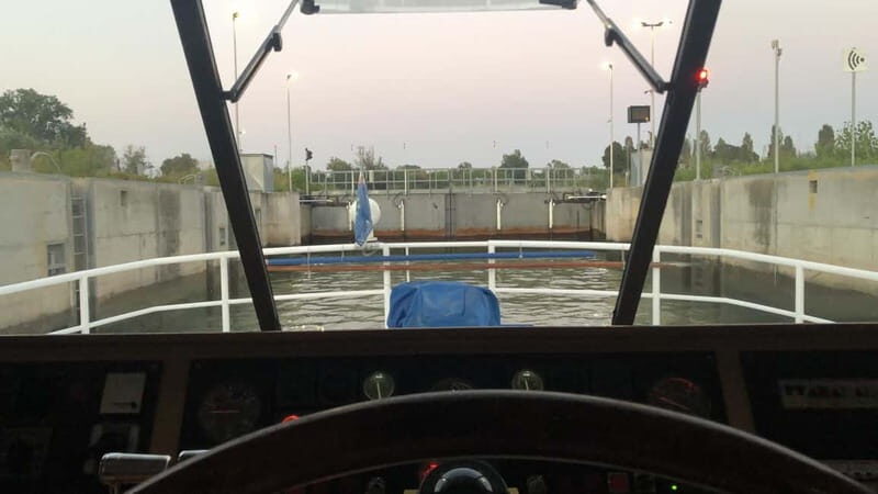 From the magic of the lakes to the ingenuity of Leonardo: sailing through waters and locks - An In-Depth Look at the Tour Experience