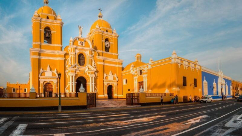 from-trujillo-mirabus-tourist-bus-in-trujillo