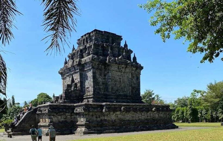 from-yogyakarta-borobudur-chicken-church-mendut-temple