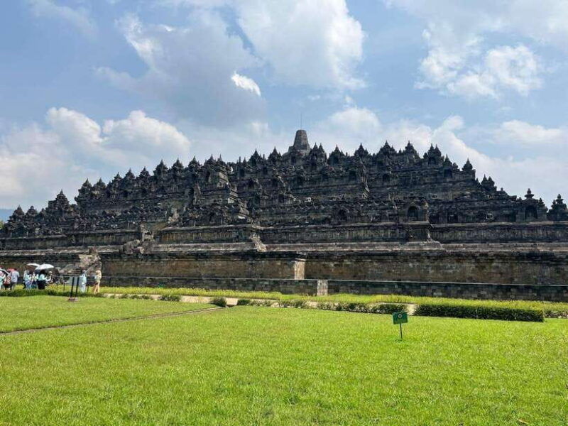 from-yogyakarta-borobudur-climb-to-the-top-half-day-tour