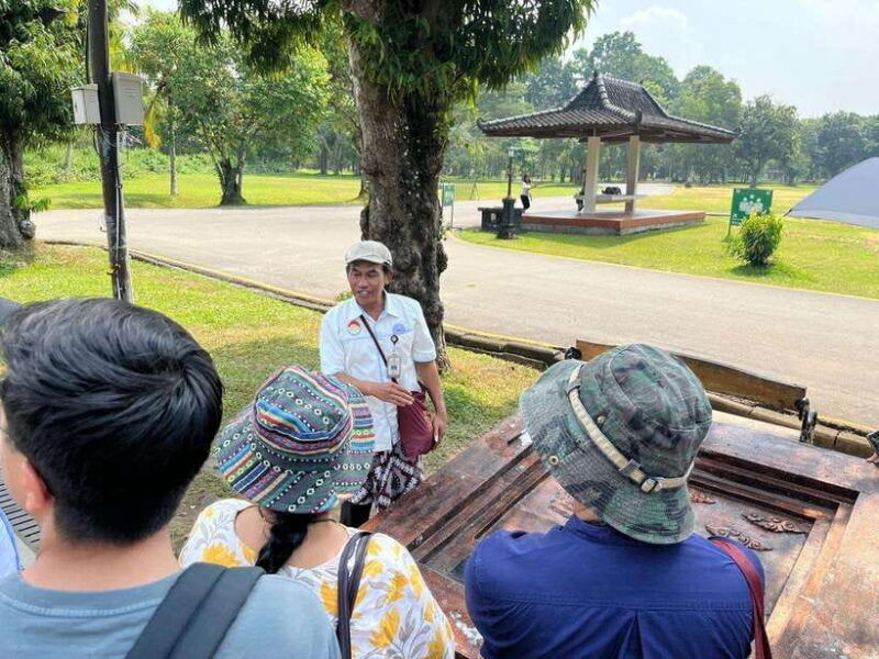 from-yogyakarta-borobudur-climb-to-the-top-half-day-tour