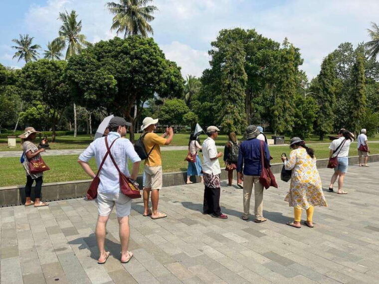 from-yogyakarta-borobudur-climb-to-the-top-half-day-tour