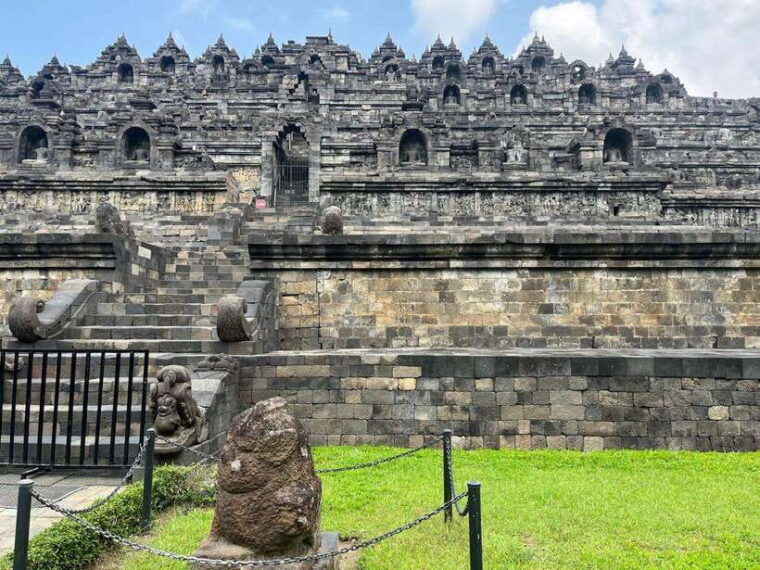 from-yogyakarta-borobudur-climb-to-the-top-half-day-tour
