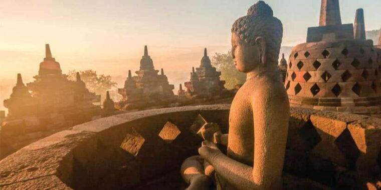 from-yogyakarta-borobudur-sunrise-on-setumbu-hill