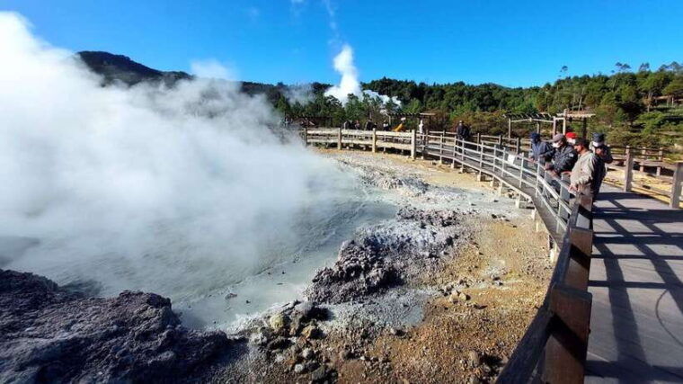 from-yogyakarta-dieng-tour-golden-sunrise-tea-plantation