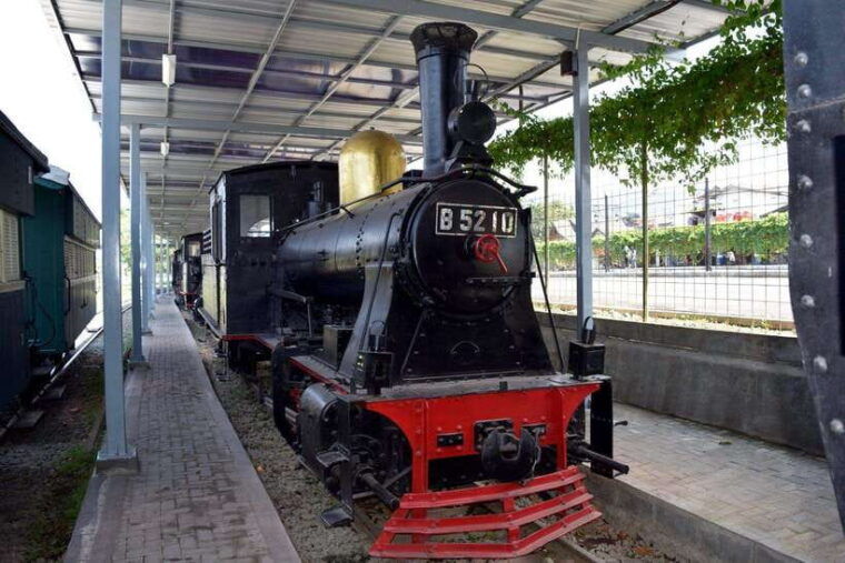 from-yogyakarta-indonesian-railway-museum-and-train-ride