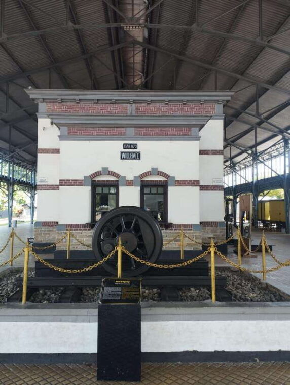 from-yogyakarta-indonesian-railway-museum-and-train-ride