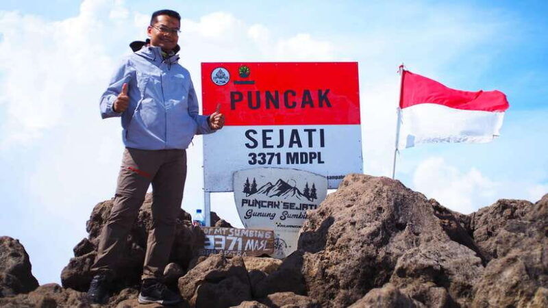 from-yogyakarta-mount-sumbing-day-hike-via-nepal-van-java