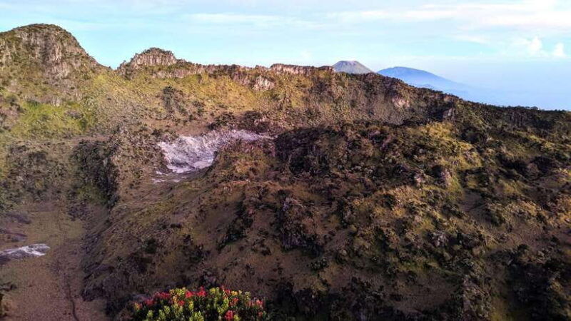 from-yogyakarta-mount-sumbing-day-hike-via-nepal-van-java