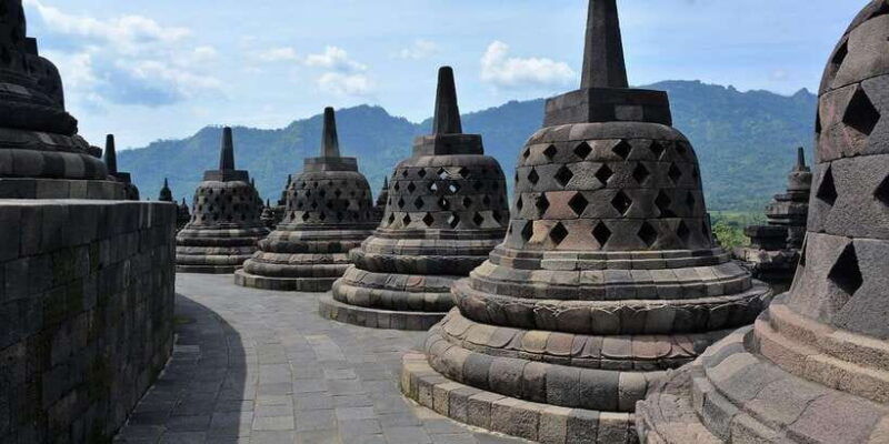 from-yogyakarta-one-day-journey-to-borobudur-and-prambanan