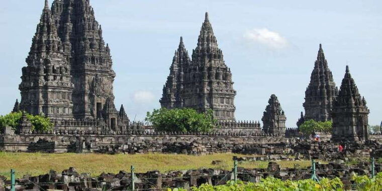 from-yogyakarta-one-day-journey-to-borobudur-and-prambanan