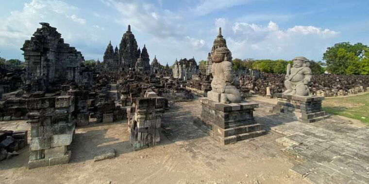 from-yogyakarta-sunrise-from-the-hill-borobudur-temple