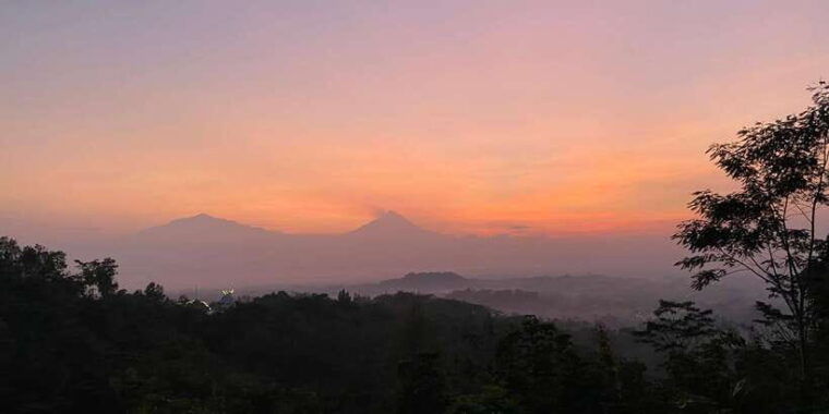 from-yogyakarta-sunrise-from-the-hill-borobudur-temple