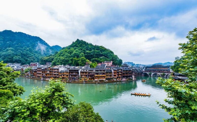 From Zhangjiajie: Fenghuang Ancient Town & Furong Town Tour - Fenghuang Ancient Town: A Walk Through Time