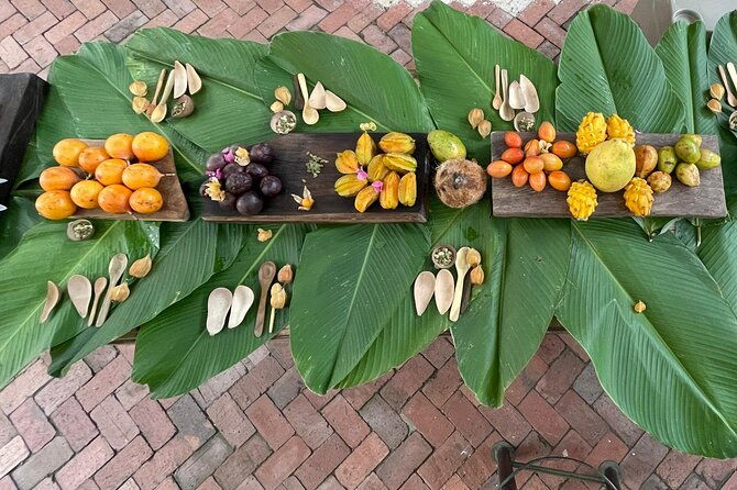 fruit-tasting-experience-in-getsemani-cartagena