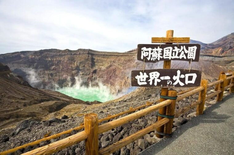 fukuoka-mount-aso-volcano-kumamoto-castle-grasslands-tour