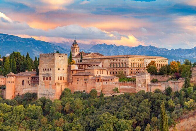 Full Alhambra tour with preferential access (SPANISH language) - Key Points