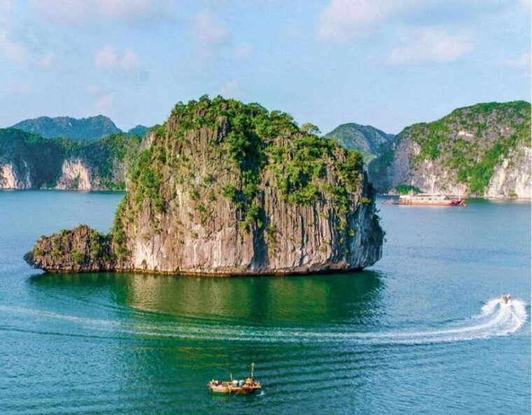 full-day-boat-tour-explore-lan-ha-bay-from-cat-ba-island