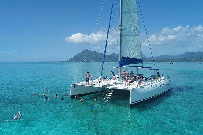 Full Day Catamaran Cruise on shared basis to Bénitiers Island - An In-Depth Look at the Experience