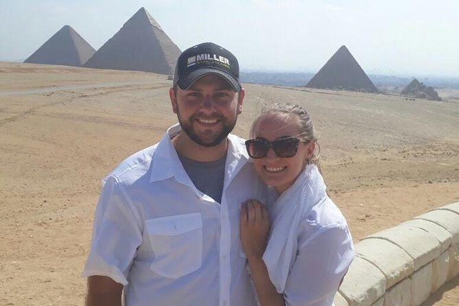 Full-Day Giza Pyramids, Egyptian Museum and bazaar Private Tour - Exploring the Pyramids of Giza