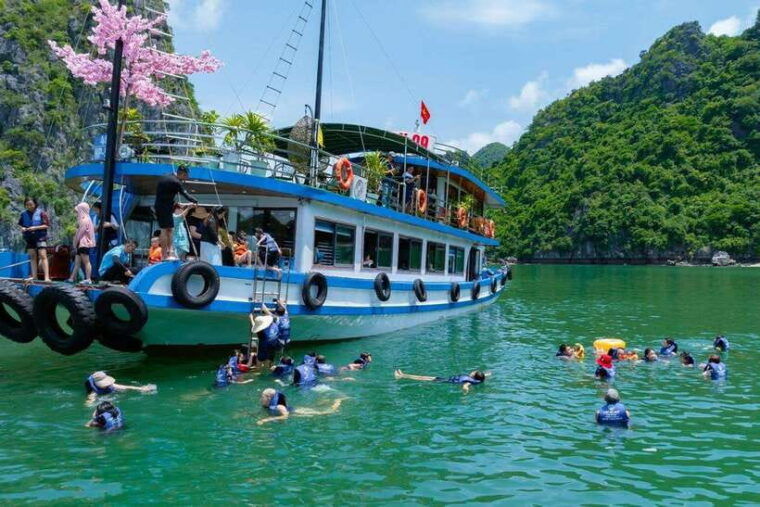 full-day-lan-ha-bay-bay-ha-long-bay-kayak-island-hopping