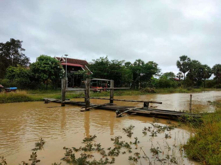 full-day-original-bamboo-train-wat-banan-phnom-sampov