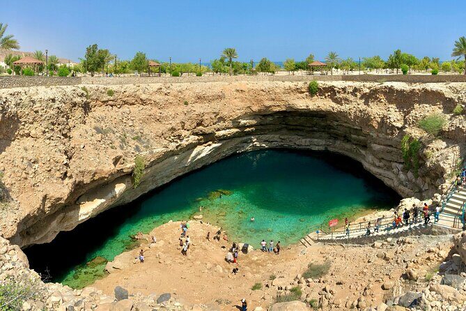 Full-Day Private Guided Wadi Shab and Bimmah Sink Hole Tour - Who Should Consider This Experience?